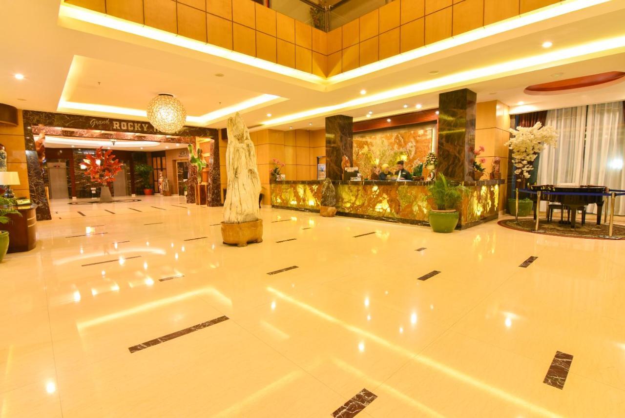 Grand Rocky Hotel Bukittinggi Exterior foto